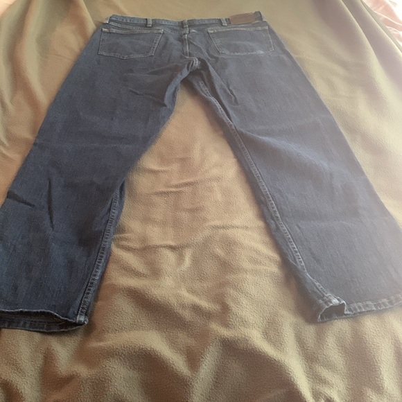 Men’s Wrangler blue jeans. 5 pocket button and zipper closure. Size 38 x 32 - Picture 5 of 7